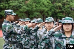 资料照：中国安徽淮北一所中学开学时中学生参加军训。(2021年9月5日)