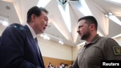 乌克兰总统泽连斯基2023年5月21日在七国集团首脑会晤外围与韩国总统尹锡悦会晤。（路透社转发）