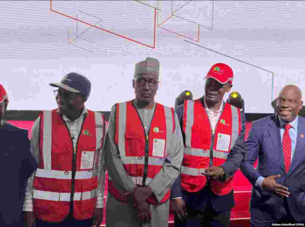 Shugaban NNPC Mele Tare Da Wasu Ma’aikata Lokacin Da Gwamnatin Najeriya Ta Kaddamar Da Aikin Tonon Mai A Jihar Nasarawa