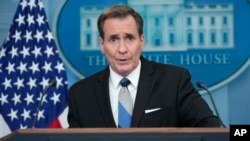 资料照片：2024年5月28日，美国国家安全委员会发言人科比在白宫的每日简报会上讲话。（美联社照片）