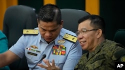 菲律宾海岸警卫队发言人杰伊·塔里拉准将 （左）和菲律宾武装部队发言人梅德尔·阿吉拉尔上校在记者会上。（资料照 2023年10月23日）