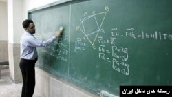 معلم سرگرم تدریس در کلاس درس