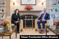 美国众议院议长麦卡锡与台湾总统蔡英文在加州里根图书馆会面。（2023年4月6日）