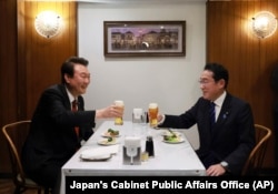 韩国总统尹锡悦与日本首相岸田文雄在东京银座一家餐馆一起进餐。（2023年3月16日）