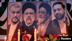 Mishumaa imewashwa kuomboleza kifo cha rais wa Iran Ebrahim Raisi na timu yake nje ya ubalozi wa Iran ulioko Baghdad, Mei 20, 2024. Picha na REUTERS/Thaier Al-Sudani.