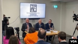 3月25日，被中方黑客攻击的三名英国跨党派国会议员在“对华政策跨国议会联盟”发表新闻发布会 (美国之音/李伯安)