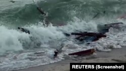 በደቡብ ጣሊያን ባህር ዳርቻ ፍልሰተኞችን የያዘ ከእንጨት የተሠራ ጀልባ ትናንት እሁድ ከቋጥኝ ጋር ተጋጭቶ 12 ሕጻንትን ጨምሮ ቢያንስ 59 መሞታቸውን ባለሥልጣናት አስታውቀዋል፡፡