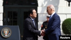 조 바이든 미국 대통령과 기시다 후미오 일본 총리가 10일 백악관 정상회담에 앞서 열린 공식 환영행사에서 악수하고 있다.
