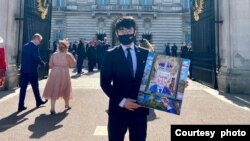 郑文杰今年3月被邀请到英国白金汉宫 (郑文杰本人提供)