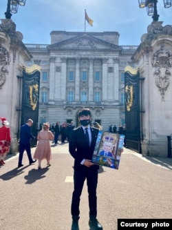 郑文杰今年3月被邀请到英国白金汉宫 (郑文杰本人提供)