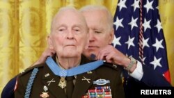 2021년 5월21일 백악관 이스트룸에서 조 바이든 미국 대통령으로부터 명예훈장을 수여받는 랠프 퍼켓 주니어 미 육군 대령