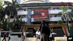 ভারতের শেয়ার বাজারে আচমকা ধস, দিশাহারা বিনিয়োগকারীরা। 