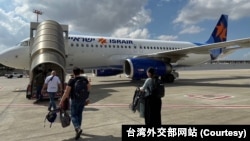 台籍人士搭乘台湾驻以色列代表处安排的撤侨专机离开特拉维夫。（2023年10月20日）