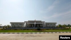 နေပြည်တော်မှာရှိတဲ့ မြန်မာနိုင်ငံတော်ဗဟိုဘဏ် အဆောက်အဦ (မေ ၁၇၊ ၂၀၁၂)