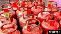 ভারতে রান্নার গ্যাসের দাম কমছে সিলিন্ডার প্রতি ২০০ টাকা, উজ্জ্বলা যোজনায় ভর্তুকি বাড়ছে ৪০০ টাকা।