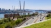 ARHIVA - Pogled na most koji povezuje Rusko ostrvo i Vladivostok, 26. avgusta 2023.