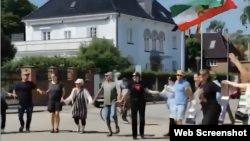  رقص گروهی از ایرانیان پس از کشته شدن ابراهیم رئیسی