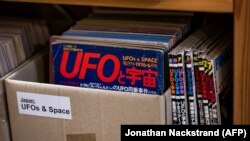 Majalah-majalah tua yang mengulas tentang UFO dan luar angkasa dari Jepang dipajang di Archives for the Unexplained (AFU) di Norrkoping, Swedia pada 12 Maret 2024. (Foto: Jonathan Nackstrand/AFP)