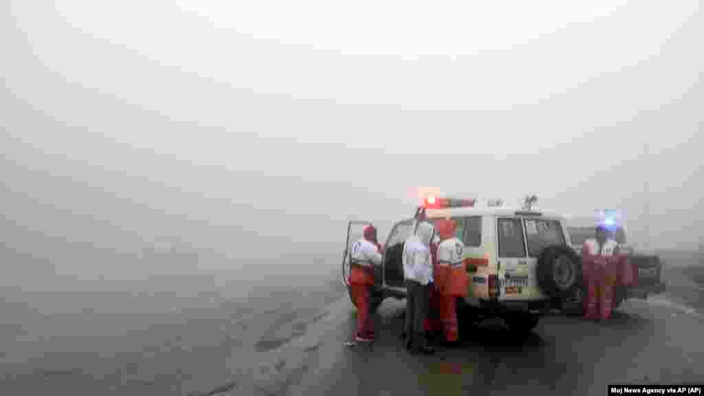 Спасувачки тимови во близина на местото на инцидентот на хеликоптерот со иранскиот претседател Ебрахим Раиси во Варзаган во северозападниот дел на Иран, 19 мај 2024 година. Фотографија обезбедена од новинаската агенција Мој.