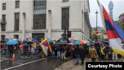 3月10日，英国藏人在中国大使馆门前抗议（自由西藏提供）