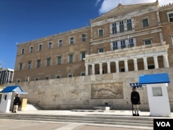 资料照片：位于雅典希腊议会大厦前的无名战士纪念碑。