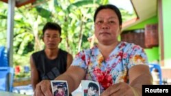 ন্যাথাপর্নের বাবা-মা থাইল্যান্ডের নাখোন ফানোমে তাদের বাড়িতে তার ছবি ধরে রেখেছেন। ন্যাথাপর্ন ইসরাইলে কাজ করছিলেন। ইসরাইল এবং ফিলিস্তিনি ইসলামি গোষ্ঠী হামাসের মধ্যে চলমান দ্বন্দ্বে তিনি অপহৃত হয়েছেন। ১০ অক্টোবর, ২০২৩।
