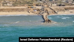 ১৫ মার্চ, ২০২৪ সালে প্রকাশিত এই হ্যান্ডআউট ছবিতে, খাদ্য বোঝাই একটি ওয়ার্ল্ড সেন্ট্রাল কিচেন বজরা গাজায় পৌঁছেছে। ইসরাইলের সামরিক অভিযানের পাঁচ মাস পর সেখানে দুর্ভিক্ষের ঝুঁকি রয়েছে। (ইসরাইল প্রতিরক্ষা বাহিনী/রয়টার্সের মাধ্যমে হ্যান্ডআউট) 