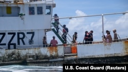 资料照：美国海岸警卫队快艇 Harriet Lane (WMEC 903) 的登船队与瓦努阿图渔业部和警察海事联队官员一起在南太平洋瓦努阿图专属经济区对一艘渔船进行渔业登船。（2024年2月26日）