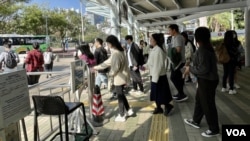 反修例运动后中大学生进入校园必须“拍卡”经过闸机。 （美国之音/汤惠云）