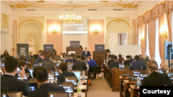 对华政策跨国议会联盟（IPAC）2023年9月初在布拉格的捷克议会大楼召开年度会议。（照片来源：捷克外交部长、IPAC前任共同主席扬·利帕夫斯基（Jan Lipavsky）的社交媒体X的账户。）