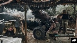 乌克兰士兵2023年5月8日在东部城市马林卡附近开炮。