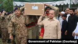 资料照片：巴基斯坦政府在拉瓦尔品第为在北瓦济里斯坦地区阵亡的高级军官举行葬礼。(2024年9月7日)
