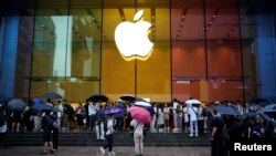 上海一家苹果专卖店外排队的人等候购买 iPhone 15 手机。（2023年6月15日）