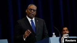 美国国防部长奥斯汀在同菲律宾国防部长和外交部长举行的联合记者会上。（2023年4月11日）