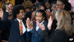 Depite dechi Justin Pearson (a goch) Depite Justin Jones epi Depite Gloria Johnson nan inivesite Fisk, nan Nashville, Tennessee, 7 Avril 2023. 