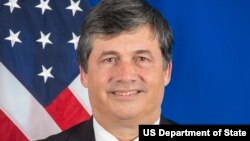 Марк Ламберт е заменик-помошник секретар во Канцеларијата за прашања на Источна Азија и Пацифик.