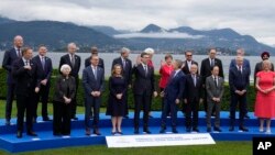 在意大利斯特雷萨出席七国集团财长峰会的各国财政部长和央行行长拍摄合影。（2024年5月24日）