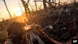 Foto Achiv: Imaj sa a ke 3em Brigad Aso Ikren nan montre yon solda Ikrenyen kap tire yon mitrayet kont pozisyon Ris yo tou pre Andriivka, Donetsk, 27 Out, 2023. 