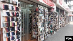 中国的“世界工厂”地位不再，加上香港人选择离境消费，商店门可罗雀，令布匹批发店遭受双重打击。（2024年6月8日）