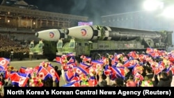 朝鲜为庆祝朝鲜人民军建军75周年举行的阅兵式上展示导弹。(2023年2月8日)