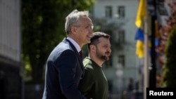 北约组织秘书长延斯·斯托尔滕贝格（Jens Stoltenberg）与乌克兰总统泽连斯基在肌肤出席联合记者会。（2024年4月29日）