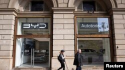 资料照：中国电动车比亚迪在意大利米兰设有的一个专卖店。（2024年3月20日）