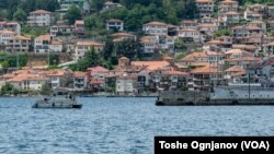 Тие канали функционираат подолго време со добро разработена деликвентска тактика, тврди Стефан Буџакоски, професор по безбедност