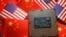 ILUSTRASI - Cip semikonduktor CPU terlihat di antara bendera China dan Amerika Serikat, 17 Februari 2023. (Foto: Florence Lo/Reuters)