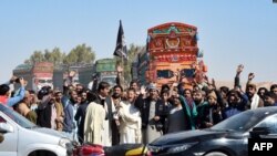 پاکستان د تېر کال د اکتوبر په میاشت کې افغانستان ته د سفر دپاره د پاسپورټ او ويزې شرط لازمي کړو چې په ضد يې د چمن ‏خلکو پرلت شروع کړو چې تر اوسه دوام لري