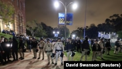 በካልፎርኒያ ዩኒቨርስቲ የሎስ አንጀለስ ግቢ የፍልስጤማውያን ደጋፊዎች በአንድ ወገን እና የእስራኤል ደጋፊዎች በሌላ ሆነው ተጋጭተዋል፣ ፖሊስ መሃል ገብቶ ለያይቷቸዋል፤ እአአ ግንቦት 1/2024 