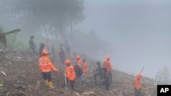 Para anggota tim evakuasi BASARNAS berusaha mencari korban selamat dalam bencana tanah longsor di Tana Toraja, pada 15 April 2024. (Foto: Basarnas via AP)