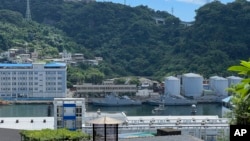 资料照：台海军舰艇停泊在台湾北端基隆港。台湾国防部说，一枚中国军事监测气球12月7日晚间飘过基隆港上空。（2022年8月4日）