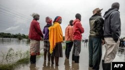 የጣለውን ከባድ ዝናብ ተከትሎ በጎርፍ የተጉዱት ነዋሪዎች በኪተንገላ፣ ኬንያ እአአ ግንቦት 1/2024