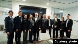 台湾民众党主席柯文哲率民众党成员在华盛顿智库哈德逊研究所拜会前美国国务卿麦克·蓬佩奥（2023年4月20日，柯文哲办公室提供）